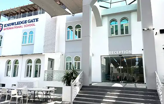 صورة للواجهة الأمامية لمبنى مدرسة بوابة المعرفة الدولية