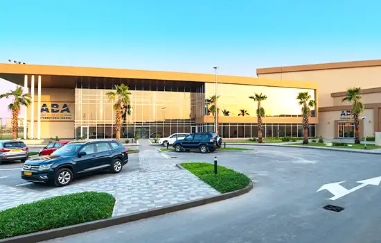 صورة لمدرسة حديثة في عمان ببيئة نظيفة وجذابة، مناسبة لتعليم الأطفال المهاجرين.