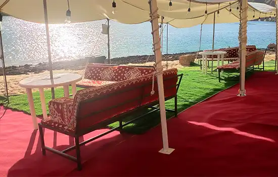 ترتيب تقليدي في شاطئ الخيران مع منظر رائع للبحر.